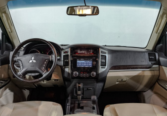Подержанный автомобиль Mitsubishi Pajero 2017 года (14 фото)