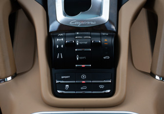 Подержанный автомобиль Porsche Cayenne 2012 года (15 фото)