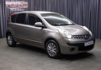 Подержанный автомобиль Nissan Note 2006 года (3 фото)