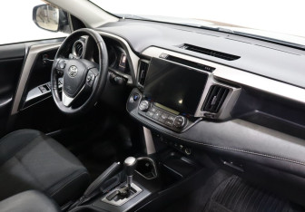 Подержанный автомобиль Toyota RAV4 2018 года (10 фото)