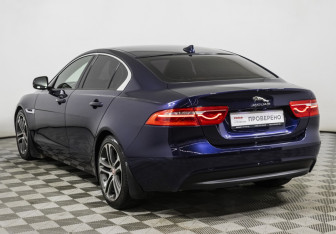 Подержанный автомобиль Jaguar XE 2015 года (7 фото)