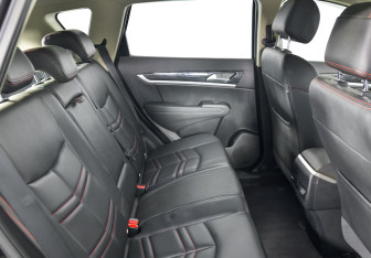 Подержанный автомобиль DongFeng AX7 2017 года (11 фото)