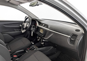 Подержанный автомобиль Kia Rio Hatchback 2021 года (11 фото)