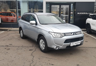Подержанный автомобиль Mitsubishi Outlander 2012 года (3 фото)