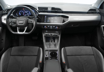 Подержанный автомобиль Audi Q3 2021 года (8 фото)