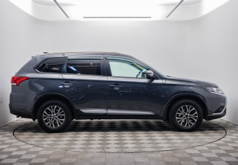 Подержанный автомобиль Mitsubishi Outlander 2019 года (6 фото)