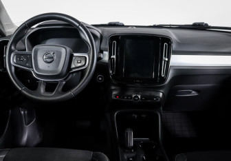 Подержанный автомобиль Volvo XC40 2018 года (12 фото)