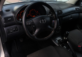 Подержанный автомобиль Toyota Avensis Sedan 2007 года (12 фото)