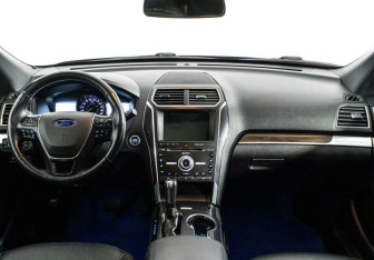 Подержанный автомобиль Ford Explorer 2017 года (7 фото)