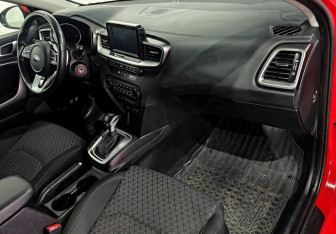 Подержанный автомобиль Kia Ceed Hatchback 2018 года (11 фото)