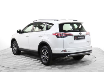 Подержанный автомобиль Toyota RAV4 2015 года (7 фото)
