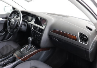 Подержанный автомобиль Audi A4 Sedan 2011 года (6 фото)