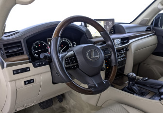 Подержанный автомобиль Lexus LX 2019 года (15 фото)
