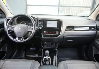 Подержанный автомобиль Mitsubishi Outlander 2021 года (12 фото)