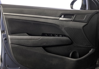 Подержанный автомобиль Hyundai Elantra Sedan 2017 года (19 фото)