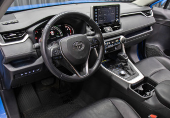 Подержанный автомобиль Toyota RAV4 2020 года (16 фото)