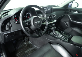 Подержанный автомобиль Kia Stinger 2019 года (15 фото)