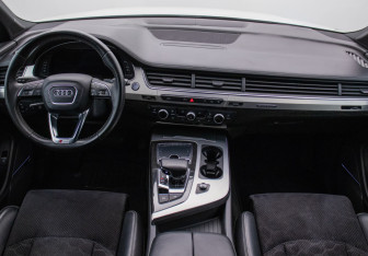 Подержанный автомобиль Audi Q7 2015 года (13 фото)