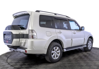 Подержанный автомобиль Mitsubishi Pajero 2015 года (5 фото)