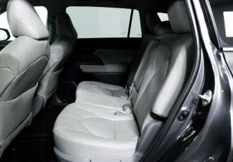 Подержанный автомобиль Toyota Highlander 2021 года (14 фото)