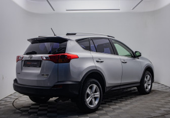 Подержанный автомобиль Toyota RAV4 2013 года (5 фото)