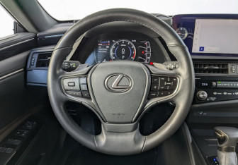 Подержанный автомобиль Lexus ES 2023 года (14 фото)