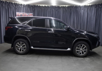 Подержанный автомобиль Toyota Fortuner 2017 года (4 фото)