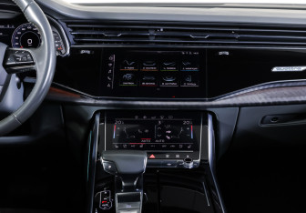 Подержанный автомобиль Audi Q8 2019 года (13 фото)