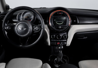 Подержанный автомобиль MINI Hatch 2017 года (12 фото)