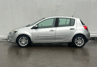 Подержанный автомобиль Renault Clio Hatchback 2009 года (8 фото)