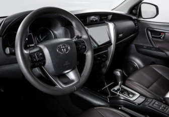 Подержанный автомобиль Toyota Fortuner 2022 года (14 фото)