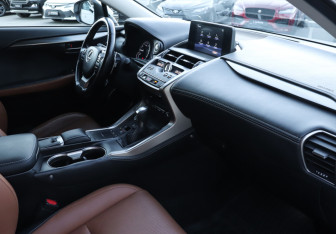 Подержанный автомобиль Lexus NX 2017 года (9 фото)