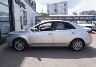 Подержанный автомобиль Kia Cerato Sedan 2011 года (8 фото)