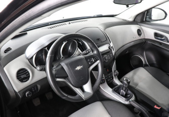 Подержанный автомобиль Chevrolet Cruze Hatchback 2014 года (5 фото)