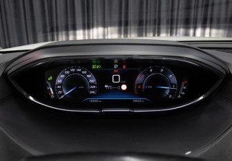 Подержанный автомобиль Peugeot 3008 2018 года (14 фото)