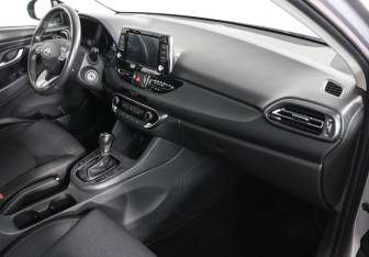 Подержанный автомобиль Hyundai i30 Wagon 2022 года (10 фото)