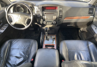 Подержанный автомобиль Mitsubishi Pajero 2008 года (10 фото)