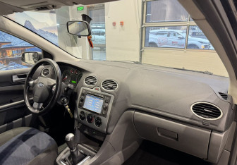 Подержанный автомобиль Ford Focus Sedan 2006 года (10 фото)