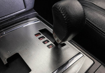 Подержанный автомобиль Mitsubishi Pajero 2015 года (14 фото)