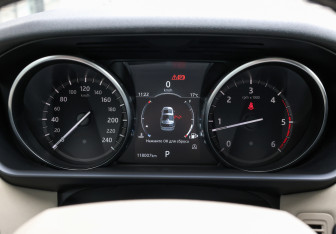 Подержанный автомобиль Land Rover Discovery 2018 года (14 фото)