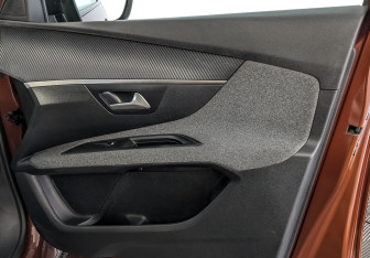 Подержанный автомобиль Peugeot 3008 2019 года (25 фото)