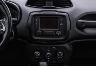 Подержанный автомобиль Jeep Renegade 2017 года (14 фото)