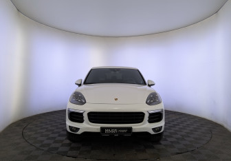 Подержанный автомобиль Porsche Cayenne 2017 года (2 фото)