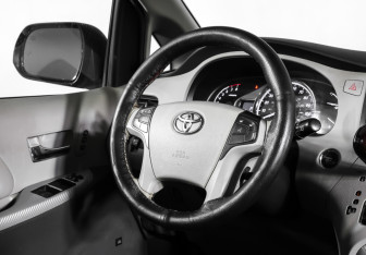 Подержанный автомобиль Toyota Sienna 2013 года (7 фото)