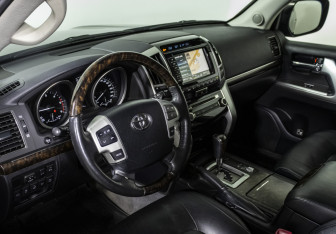Подержанный автомобиль Toyota Land Cruiser Suv 2015 года (10 фото)