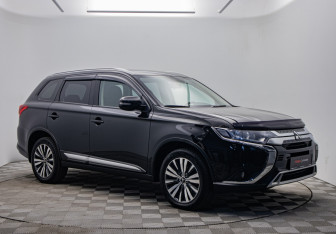 Подержанный автомобиль Mitsubishi Outlander 2019 года (7 фото)