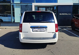 Подержанный автомобиль Chrysler Town & Country 2010 года (6 фото)