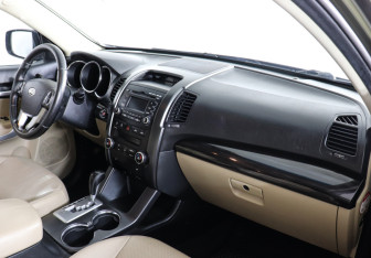 Подержанный автомобиль Kia Sorento 2009 года (10 фото)