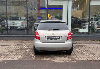 Подержанный автомобиль Skoda Fabia Hatchback 2012 года (7 фото)
