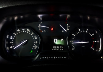 Подержанный автомобиль Peugeot Traveller 2018 года (13 фото)